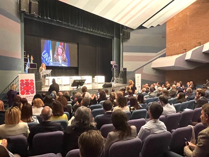 La targa che attesta il riconoscimento Unwto alla Città di Alba