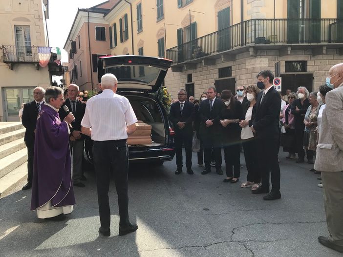 Una vita guidata dalla “passione per la polis”: a Caraglio l’ultimo addio a Lido Riba Una vita guidata dalla “passione per la polis”: a Caraglio l’ultimo addio a Lido Riba