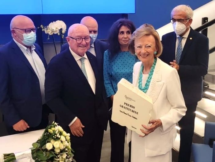 Maria Franca Ferrero riceve dalle mani di Bruno Ceretto, presidente della Fondazione Ospedale Alba Bra, il Premio Gratitudine 2022 (fotoservizio di Barbara Guazzone) Maria Franca Ferrero riceve dalle mani di Bruno Ceretto, presidente della Fondazione Ospedale Alba Bra, il Premio Gratitudine 2022 (fotoservizio di Barbara Guazzone)