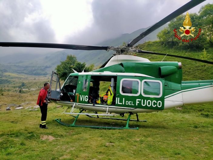 L'elicottero dei Vigili del fuoco sulle alture di Oncino L'elicottero dei Vigili del fuoco sulle alture di Oncino