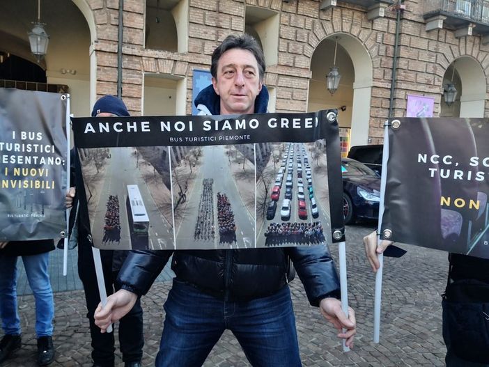 Niente gite e stop ai viaggi turistici, bus e Ncc fermi da due anni. In Piemonte cinquemila persone rischiano il lavoro [VIDEO]