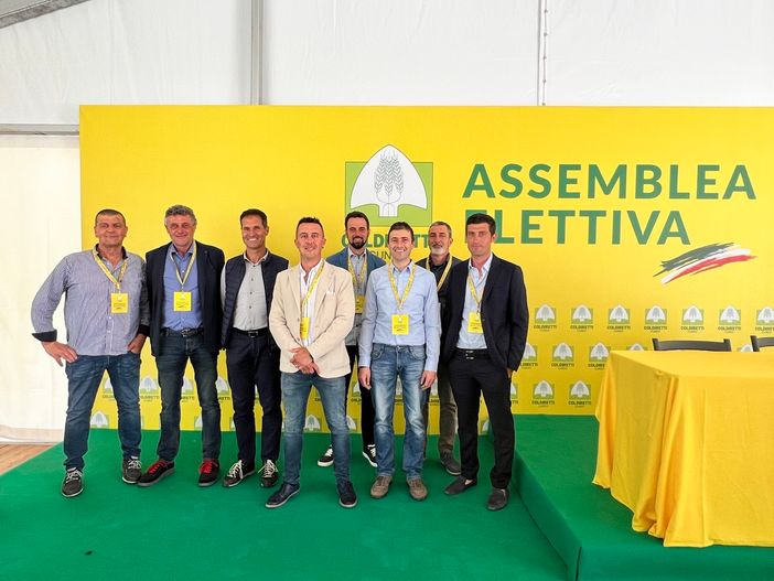 Il presidente Enrico Nada, al centro, insieme ai presidenti di zona durante l'assemblea provinciale del maggio scorso