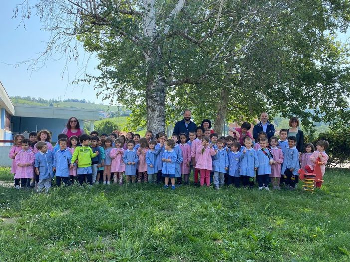 Le scuole materne di Alba danno il via alla collocazione di 5.600 coccinelle per la difesa biologica integrata di alberi e piante Le scuole materne di Alba danno il via alla collocazione di 5.600 coccinelle per la difesa biologica integrata di alberi e piante