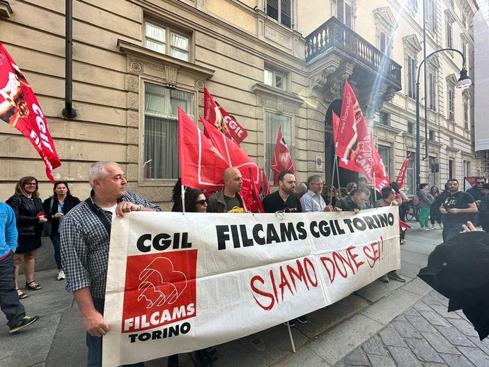 Visite mediche ed esami, protestano i lavoratori del call center: “Le lunghe attese non sono colpa nostra”