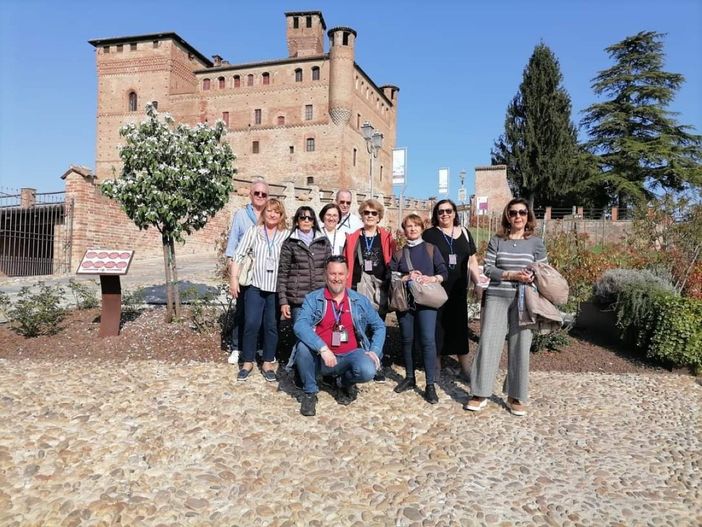 Stefano Ricca con un gruppo di turisti accompagnato al castello di Grinzane Stefano Ricca con un gruppo di turisti accompagnato al castello di Grinzane