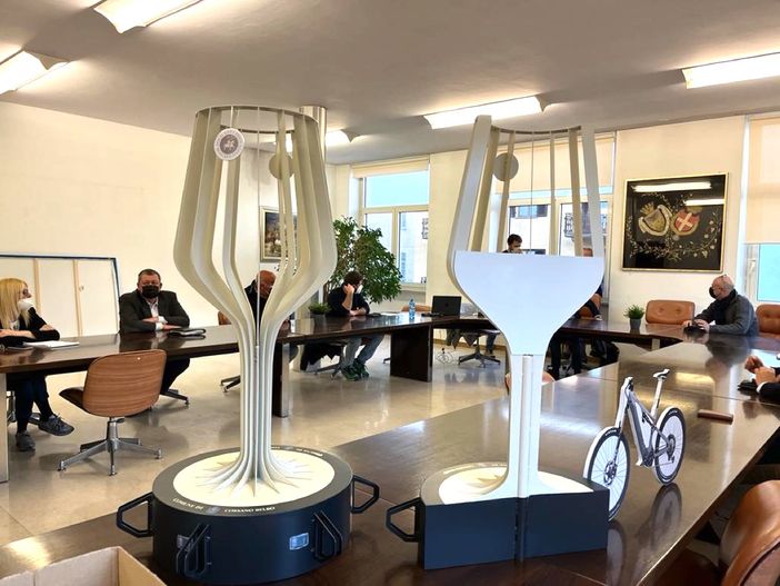 Le stazioni di ricarica per le biciclette elettriche disegnate con la forma del calice di Moscato