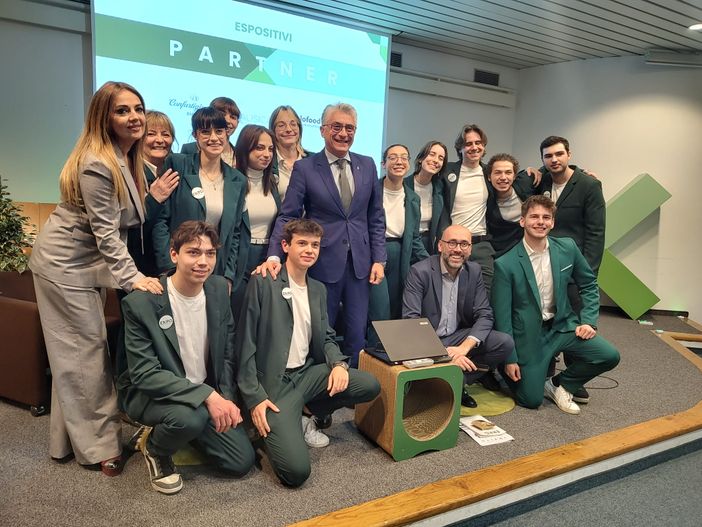 Alba, all’Expo della Sostenibilità l’IIS Einaudi si aggiudica il titolo di “scuola più green 2024” (FOTO e VIDEO) Alba, all’Expo della Sostenibilità l’IIS Einaudi si aggiudica il titolo di “scuola più green 2024” (FOTO e VIDEO)