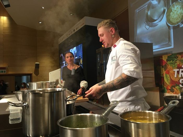 Lo chef Morten Klever in fase di preparazione piatti durante la sua visita ad Alba