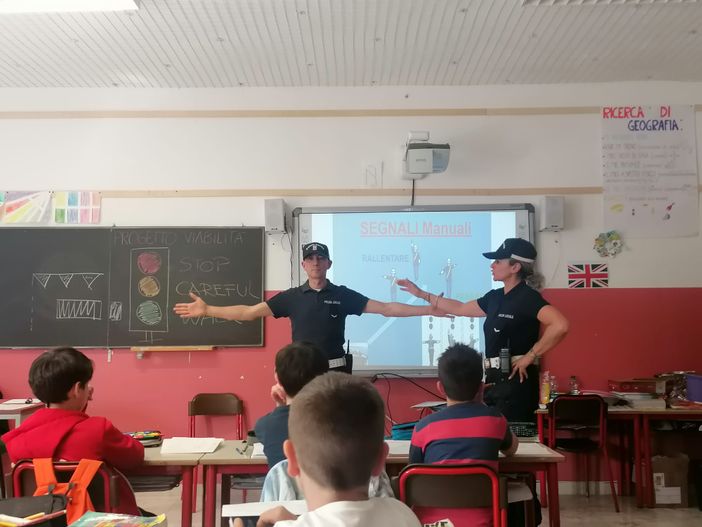 Come muoversi in città? La polizia municipale di Alba fa lezione di educazione stradale nelle scuole