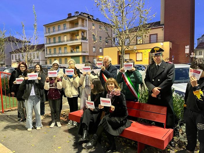 La conclusione del corteo di Verzuolo, davanti alla panchina rossa, in occasione della Giornata internazionale per l'eliminazione della violenza contro le donne