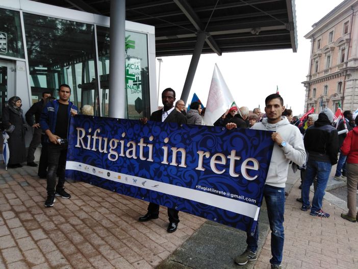 Rifugiati in piazza a Cuneo insieme alla Cooperativa Alice, per manifestare contro il Decreto Salvini Rifugiati in piazza a Cuneo insieme alla Cooperativa Alice, per manifestare contro il Decreto Salvini