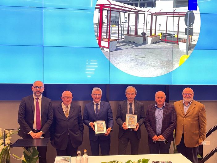 I sindaci Carlo Bo e Gianni Fogliato ritirano il premio per il contributo delle pensiline per l'autobus I sindaci Carlo Bo e Gianni Fogliato ritirano il premio per il contributo delle pensiline per l'autobus