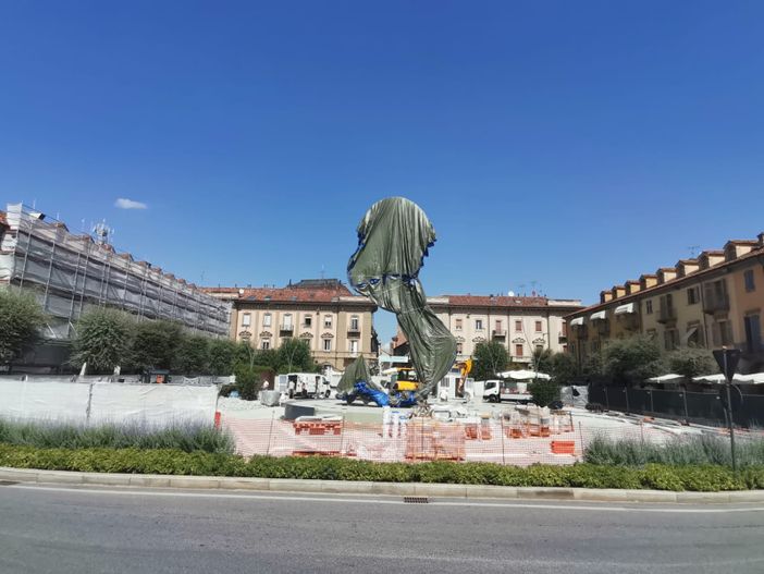Poche ore e l'opera "Alba" sarà svelata (Foto durante i lavori scattata a inizio settembre, quando è stata posata) Poche ore e l'opera "Alba" sarà svelata (Foto durante i lavori scattata a inizio settembre, quando è stata posata)