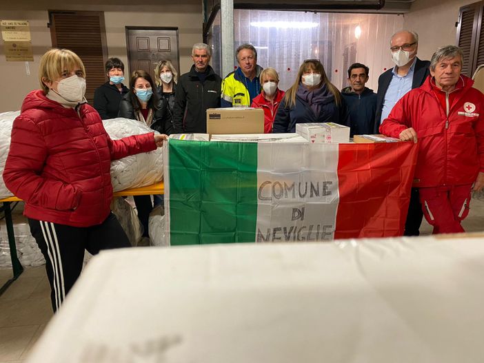 Il gruppo in procinto di caricare il furgone con gli aiuti per i bambini ucraini