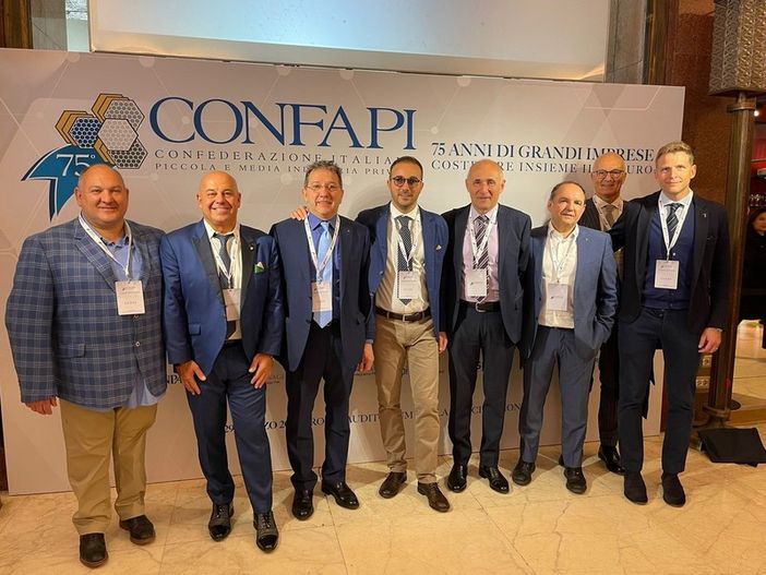 Il Cavaliere di Gran Croce Giuseppe Piumatti (secondo da sx)durante la foto di rito alla convention a Roma Il Cavaliere di Gran Croce Giuseppe Piumatti (secondo da sx)durante la foto di rito alla convention a Roma