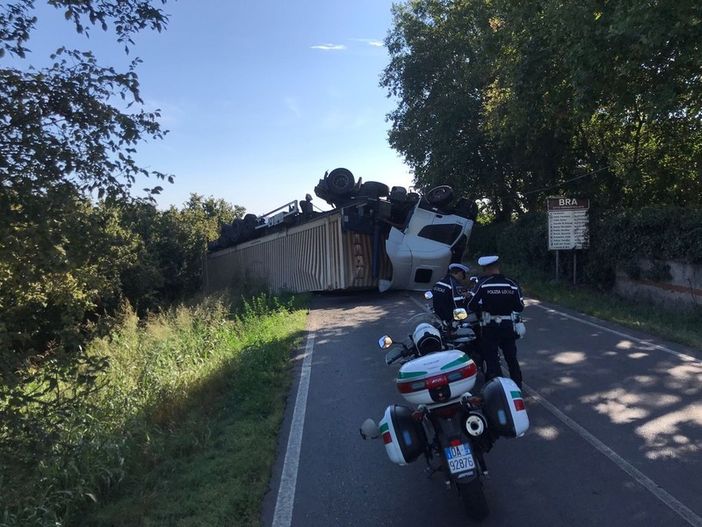 Ci sono volute parecchie ore per liberare la SP7 dal camion ribaltatosi in mattinata