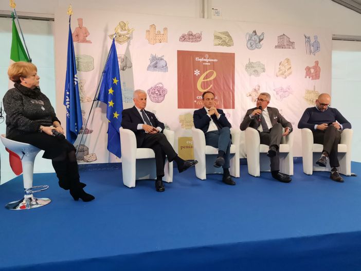 La tavola rotonda ha visto protagonisti Antonio Claudio Scajola (primo a sinistra), Alberto Cirio (secondo da sinistra) e Luca Robaldo (primo a destra)