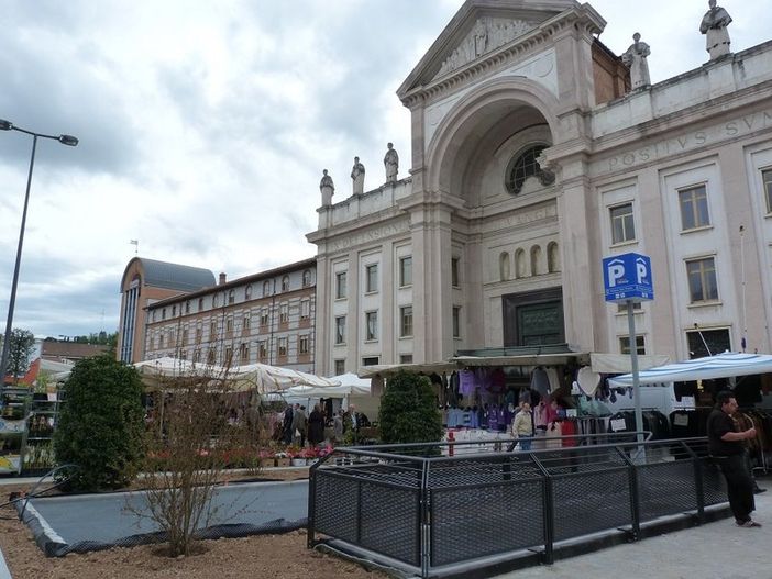 In piazza San Paolo ad Alba, come in via Liberazione, la notte si resta al buio...