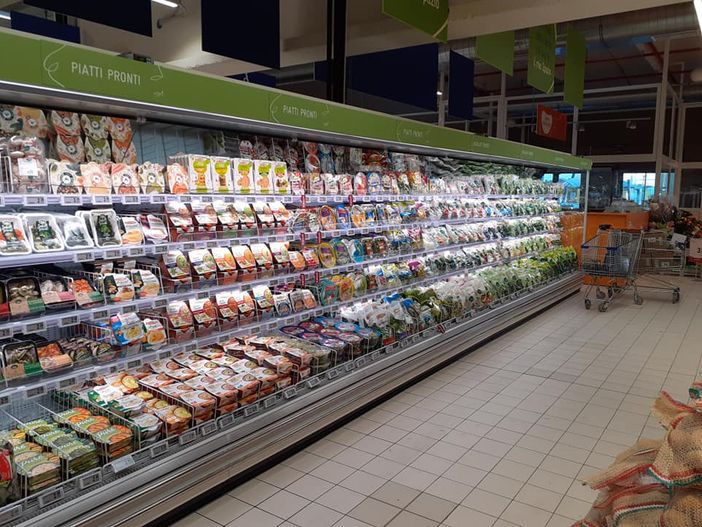 Un bancone prodotti presente allo Spazio Conad Alba (Foto pagina Facebook)