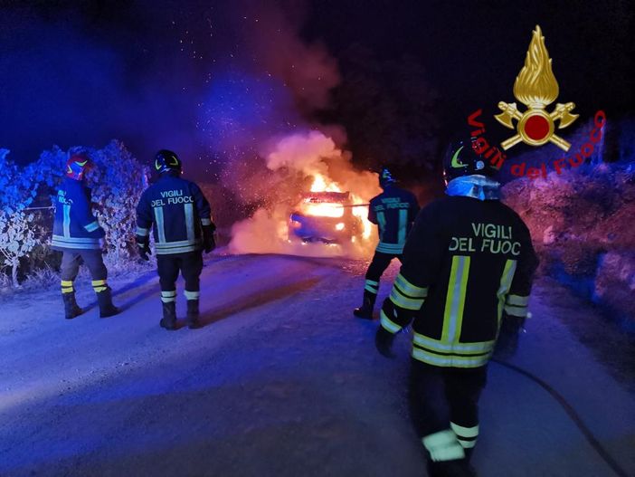 La Morra, auto in movimento prende fuoco. Illeso il conducente