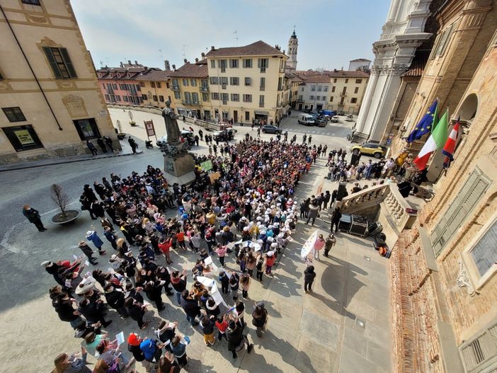 La passeggiata per la pace promossa questa mattina dal Comprensivo 1 di Bra