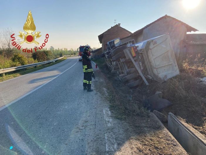 Camion del cantiere At-Cn si ribalta sulla Sp7, lunghe code sulla tangenziale di Alba