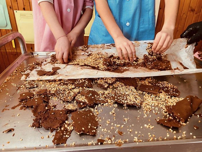 All’asilo infantile di Roreto i bambini scoprono l’arte del cioccolato All’asilo infantile di Roreto i bambini scoprono l’arte del cioccolato
