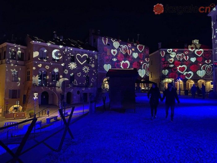 Mondovì, il mapping "Luci a Piazza" si accende di cuori per gli innamorati Mondovì, il mapping "Luci a Piazza" si accende di cuori per gli innamorati