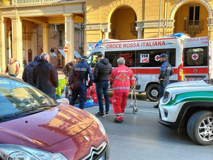 I soccorsi all'uomo investito in corso Nizza a Cuneo I soccorsi all'uomo investito in corso Nizza a Cuneo