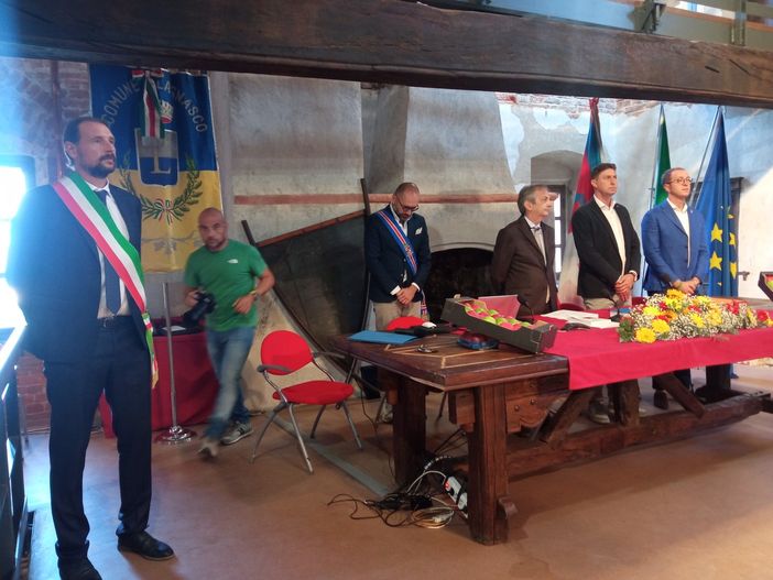 Nel salone del castello di Lagnasco la firma sugli atti che hanno portato alla formale costituzione del Distretto