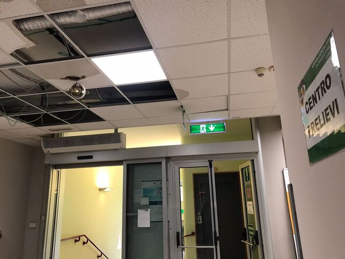 Cadono infissi del controsoffitto: chiusi gli ambulatori Asl di via Boggio a Cuneo