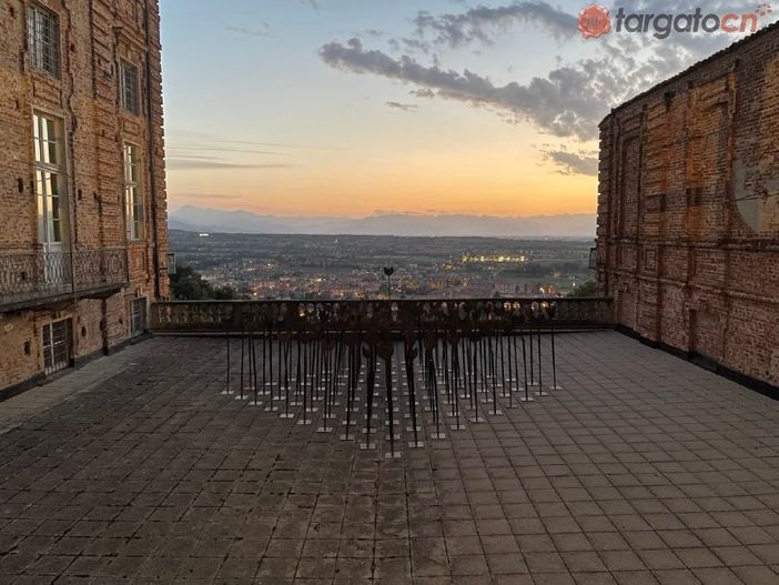Un'opera di Corrado Ambrogio sulla terrazza del tribunale alla Mostra dell'Artigianato Un'opera di Corrado Ambrogio sulla terrazza del tribunale alla Mostra dell'Artigianato