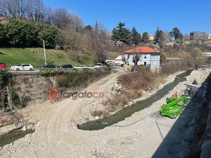 La conclusione dei lavori nell'alveo del Torrente Ellero, in corrispondenza dell'ala mercatale La conclusione dei lavori nell'alveo del Torrente Ellero, in corrispondenza dell'ala mercatale