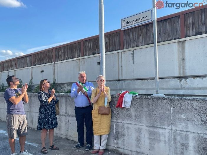 Il sindaco Mina con i parenti di Antonio Greborio