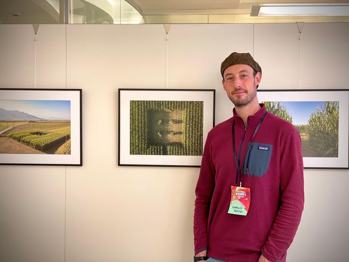 Enrico Rosso con le foto dell'installazione "Tempio Terra" in mostra a Paratissima (Foto Nicola Lorusso)