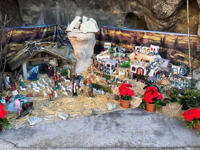 Nella grotta del convento dei Cappuccini di Ceva si rinnova la tradizione del presepe Nella grotta del convento dei Cappuccini di Ceva si rinnova la tradizione del presepe