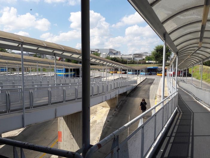 Il terminal bus albese, teatro delle rapine compiute dai quattro giovanissimi