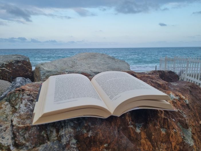 Al mare con il Caffè Letterario e "Manuale per signorine in cerca di un marito (ricco)"