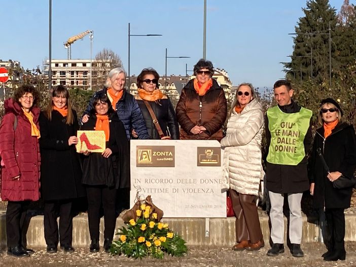 La commemorazione del club Zonta Cuneo alla rotonda di corso Francia La commemorazione del club Zonta Cuneo alla rotonda di corso Francia