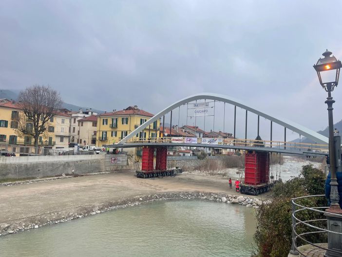 Installato il nuovo ponte Odasso a Garessio - ph Marco Colombo Installato il nuovo ponte Odasso a Garessio - ph Marco Colombo