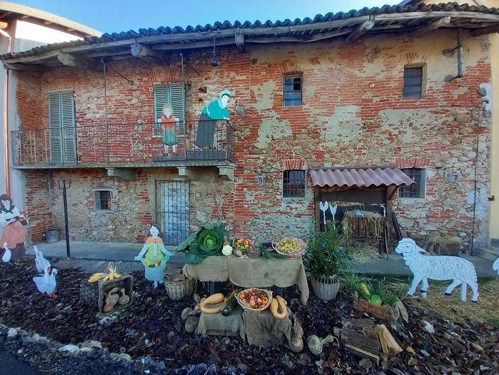 Una delle tante scene sistemate lungo la strada Una delle tante scene sistemate lungo la strada