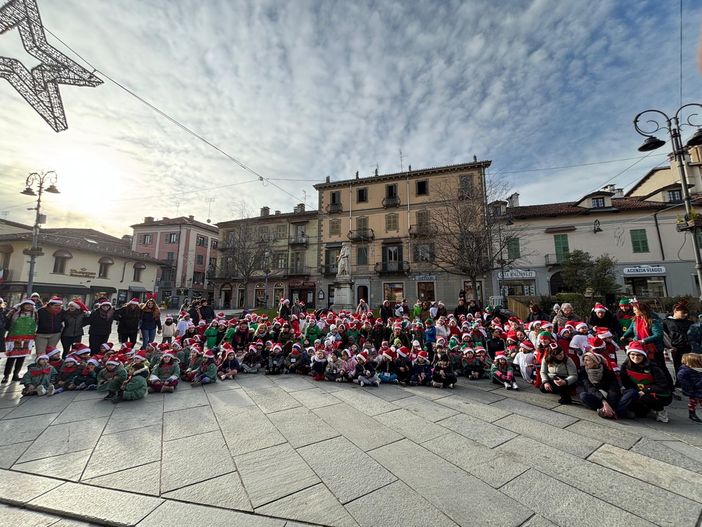 Gli auguri di Ntale in piazza Vineis di centinaia di bambini delle scuole dell’infanzia di Saluzzo, Pagno, Cervignasco Gli auguri di Ntale in piazza Vineis di centinaia di bambini delle scuole dell’infanzia di Saluzzo, Pagno, Cervignasco