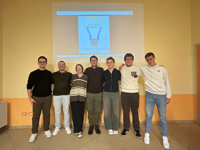 Da sinistra: Edoardo Alberione, Enrico Marzano, Denisa Lupu, Gabriele Farina, Alexia Viliga, Francesco Garelli, Davide Zavagno Da sinistra: Edoardo Alberione, Enrico Marzano, Denisa Lupu, Gabriele Farina, Alexia Viliga, Francesco Garelli, Davide Zavagno