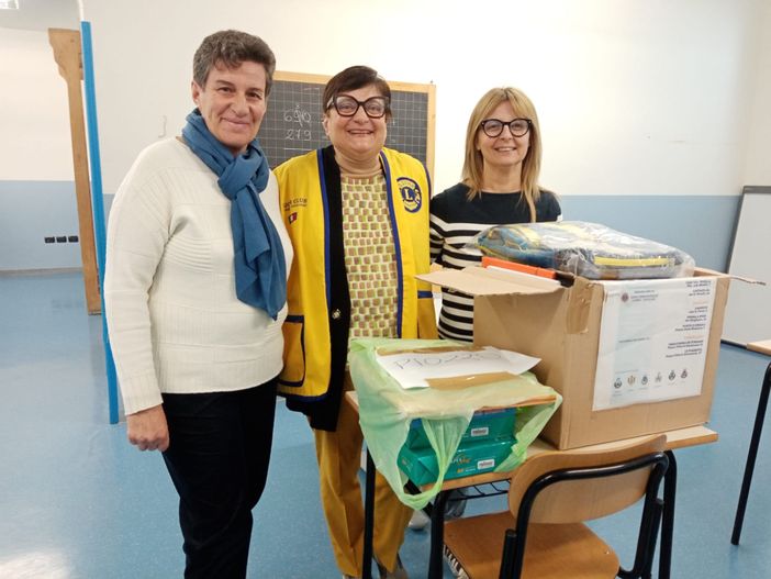 Piozzo, materiale di cartoleria donato alle scuole grazie alla raccolta promossa dal Lions Club Carrù-Dogliani