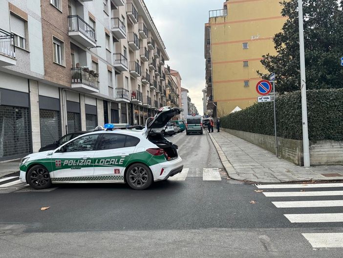 La chiusura di via Bassignano operata dalla polizia Municipale La chiusura di via Bassignano operata dalla polizia Municipale
