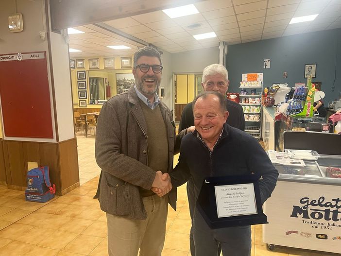 Giacomo Melifiori riceve la targa del premio "Villano dell'anno" 2025 dal consigliere regionale Mauro Calderoni