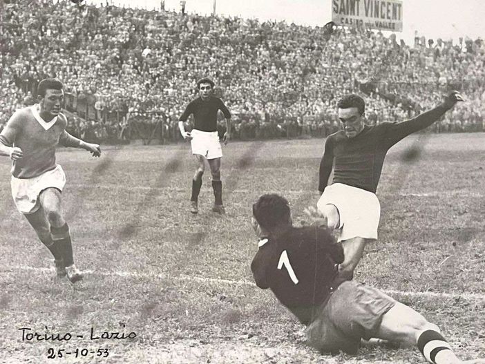 Franceschina con la maglia granata in un Torino-Lazio del 1953