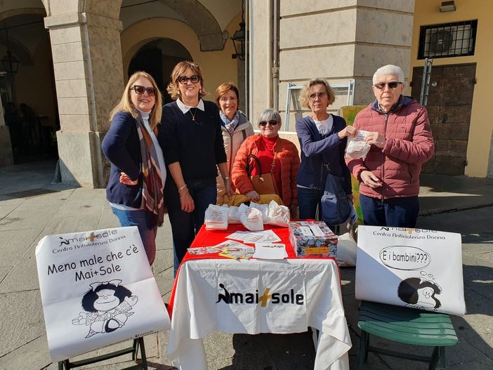 "La violenza sulle donne è pane quotidiano": l’iniziativa di Mai+Sole nelle piazze del Cuneese "La violenza sulle donne è pane quotidiano": l’iniziativa di Mai+Sole nelle piazze del Cuneese