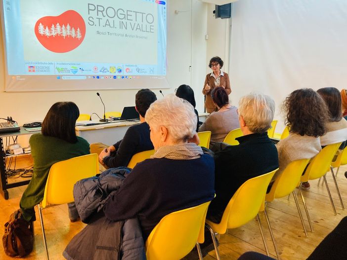 Claudia Abburà, componente del Consiglio di amministrazione del Consorzio Monviso solidale illustra l'iniziativa "Stai in Valle" Claudia Abburà, componente del Consiglio di amministrazione del Consorzio Monviso solidale illustra l'iniziativa "Stai in Valle"