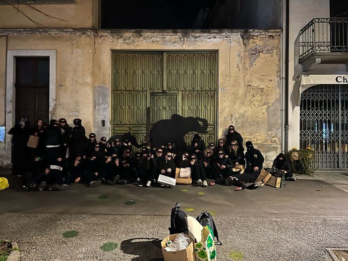 Il collettivo "Compagni di Bank(s)y"